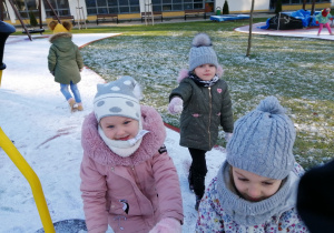 dziewczynki podczas zabawy ze śniegiem